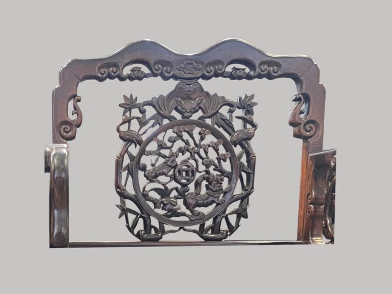 VIETNAM, XXe siècle - Paire de fauteuils en bois sculpté et ajouré, assise en m…