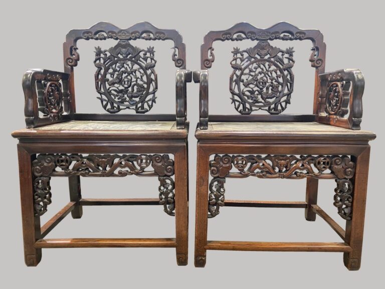 VIETNAM, XXe siècle - Paire de fauteuils en bois sculpté et ajouré, assise en m…