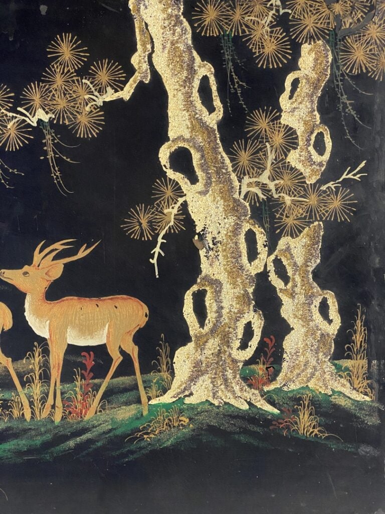 VIETNAM, XXe siècle - Panneau de bois laqué noir à décor de cervidés au bord d'…