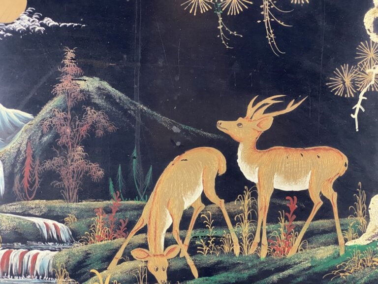 VIETNAM, XXe siècle - Panneau de bois laqué noir à décor de cervidés au bord d'…