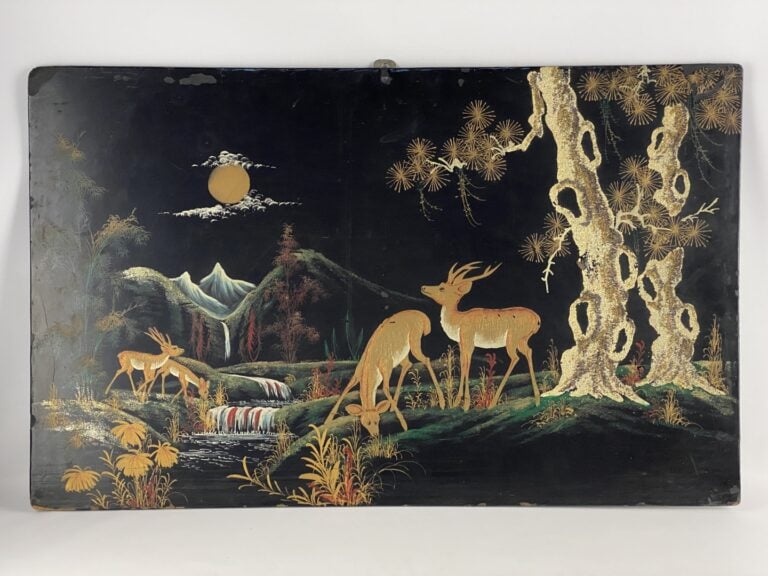 VIETNAM, XXe siècle - Panneau de bois laqué noir à décor de cervidés au bord d'…