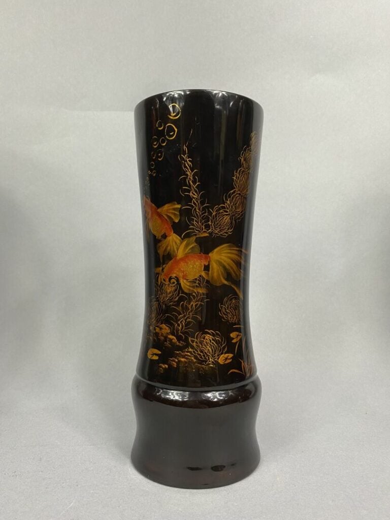 Vietnam, XXe siècle - Suite de deux vases balustres en bois laqué à de poissons…