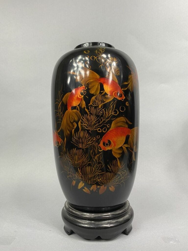 Vietnam, XXe siècle - Suite de deux vases balustres en bois laqué à de poissons…