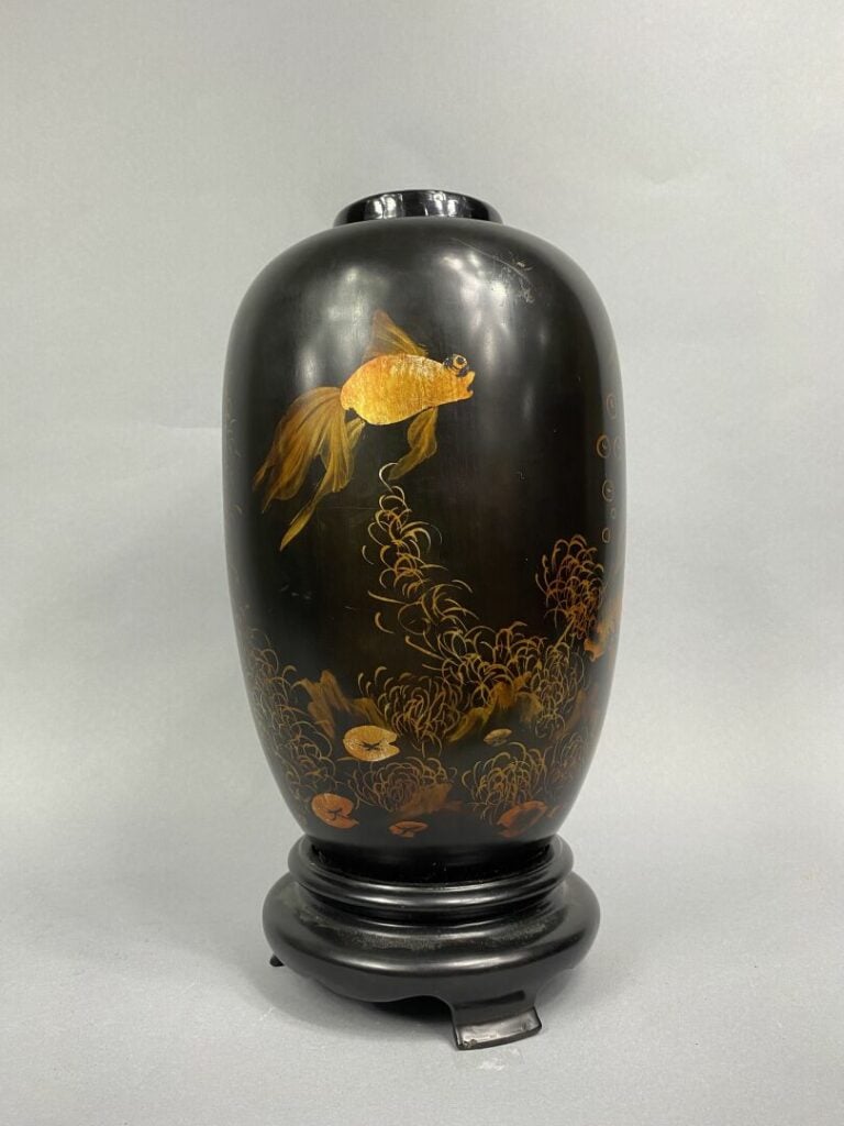 Vietnam, XXe siècle - Suite de deux vases balustres en bois laqué à de poissons…