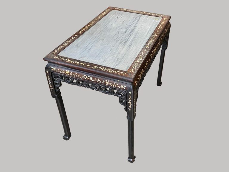 VIETNAM, XXe siècle - Table en bois sculptée avec incrustation de nacre et plat…