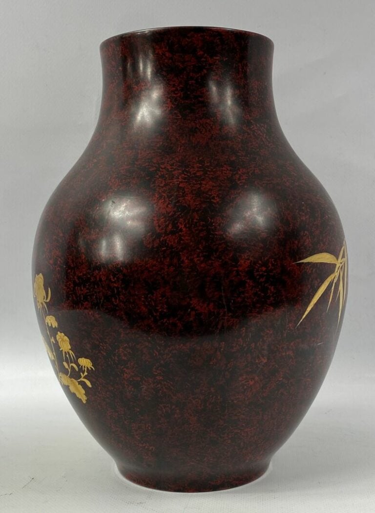 VIETNAM, XXe siècle - Vase en bois laqué rouge et noir à décor doré de bambou e…