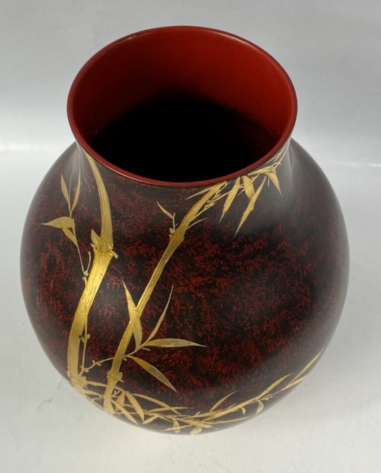 VIETNAM, XXe siècle - Vase en bois laqué rouge et noir à décor doré de bambou e…