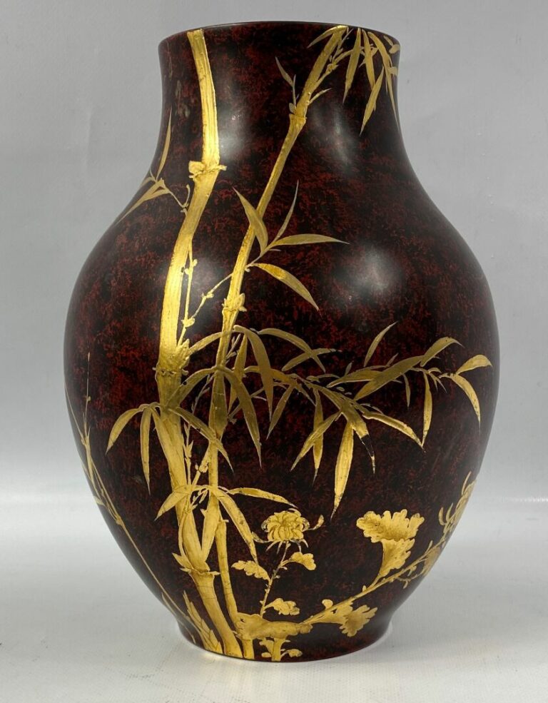 VIETNAM, XXe siècle - Vase en bois laqué rouge et noir à décor doré de bambou e…