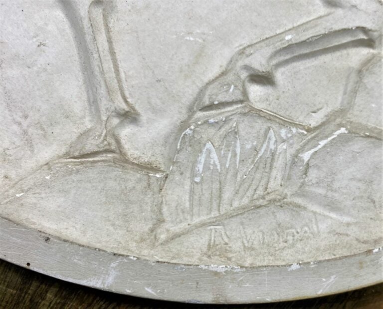 VIGNAL (XIX-XXe) - Plaque circulaire en plâtre sculpté figurant un cervidé - Si…