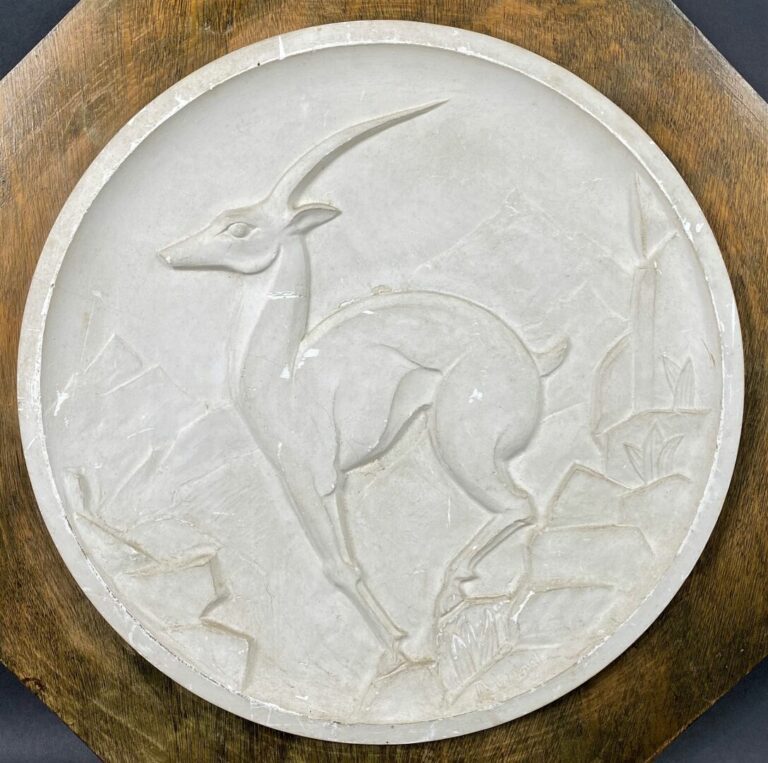 VIGNAL (XIX-XXe) - Plaque circulaire en plâtre sculpté figurant un cervidé - Si…