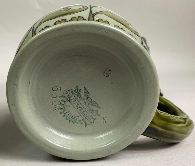 VILLEROY & BOCH - Pichet couvert en grès à décor tournant émaillé de motifs flo…