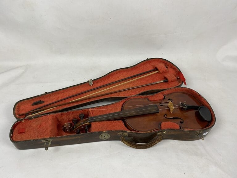 Violon d'étude et deux archets - (accidents, manques) - - Violon H: 58 cm - Arc…