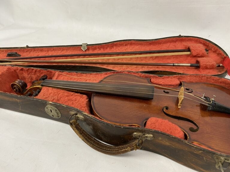 Violon d'étude et deux archets - (accidents, manques) - - Violon H: 58 cm - Arc…