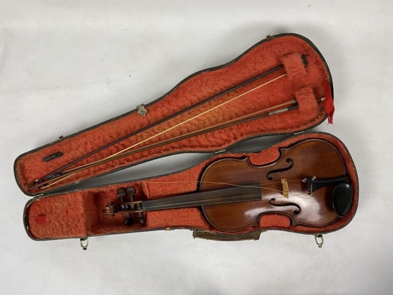 Violon d'étude et deux archets - (accidents, manques) - - Violon H: 58 cm - Arc…