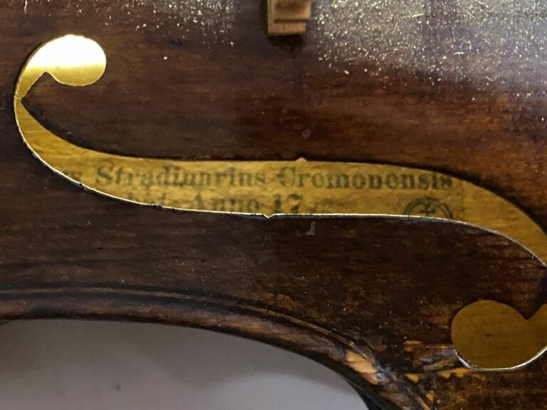 Violon d'étude portant une étiquette et deux archets - Avec écrin - Longueur to…