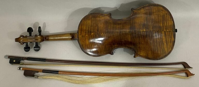 Violon d'étude portant une étiquette et deux archets - Avec écrin - Longueur to…