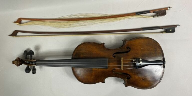 Violon d'étude portant une étiquette et deux archets - Avec écrin - Longueur to…