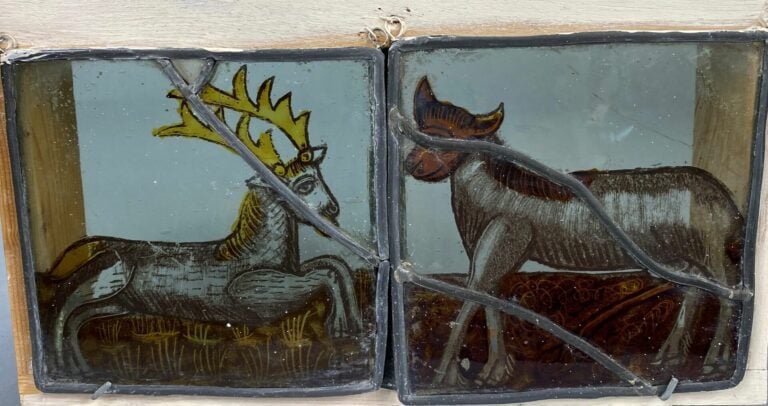 VITRAIL - Ensemble de deux vitraux en verre polychrome et plomb représentant de…