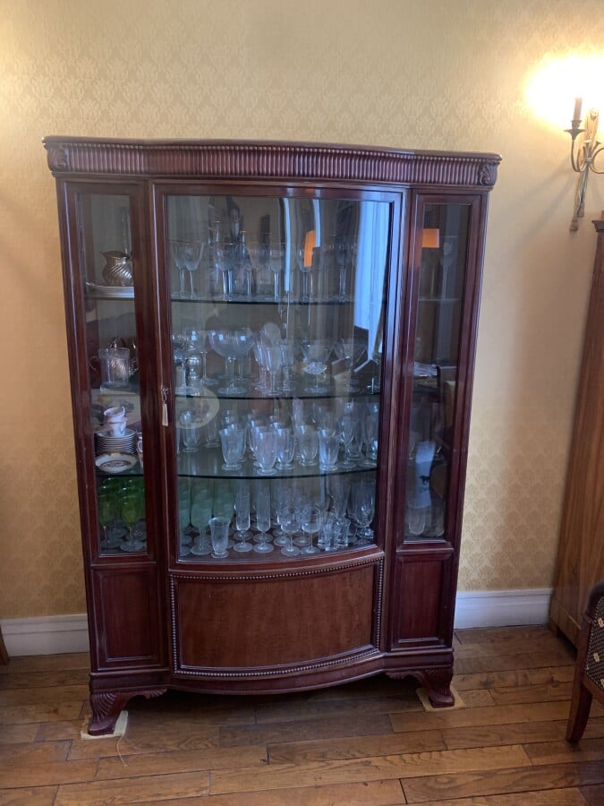 Vitrine en cajou et placage d'acajou à décor de canaux et coquilles ouvrant par…