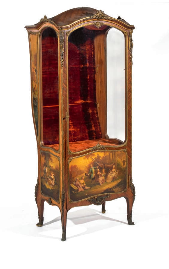 Vitrine en placage de marqueterie en forme de chaise à porteur comportant des p…