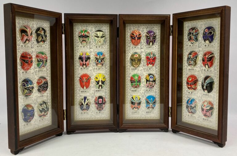 Vitrine présentoir en bois ornée de divers masques miniatures dans le style jap…