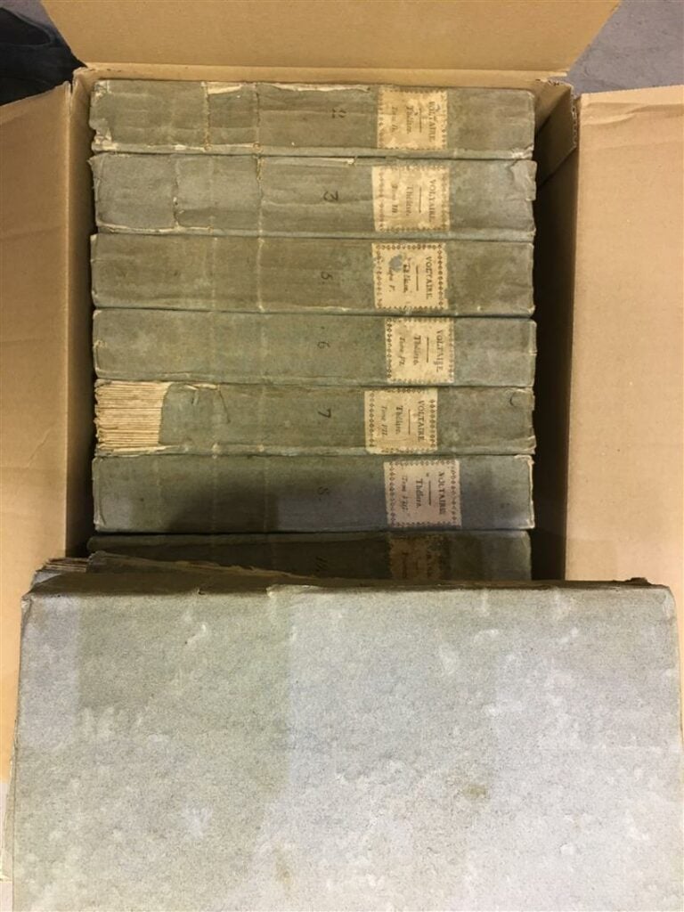 Voltaire, partie des Oeuvres Complètes, 12 volumes en cartonnage, imprimerie de…
