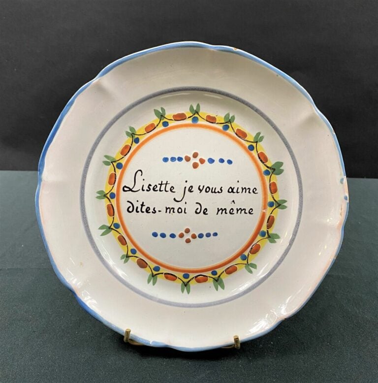 WALY - Assiette à bord contourné, décor polychrome de l'inscription : " Lisette…