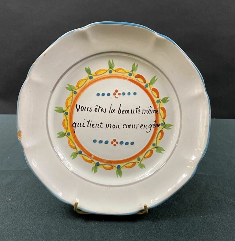 WALY - Assiette à bord contourné, décor polychrome de l'inscription : " Vous êt…