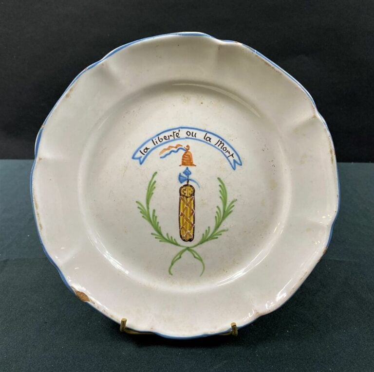 WALY - Assiette à bord contourné, décor polychrome révolutionnaire surmonté de…