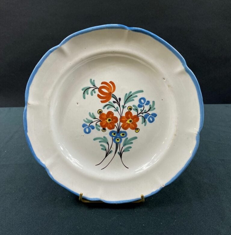 WALY - Assiette à bord contourné décorée d'un bouquet de fleurs au centre et d'…