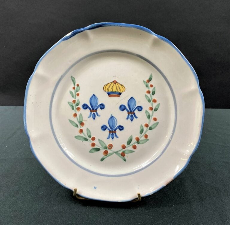WALY - Assiette à bord légèrement contourné, décor polychrome révolutionnaire d…