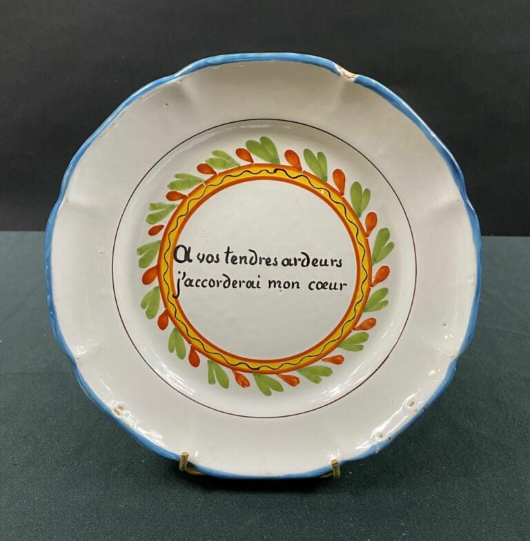 WALY - Assiette à décor polychrome de l'inscription : " à vos tendres ardeurs j…