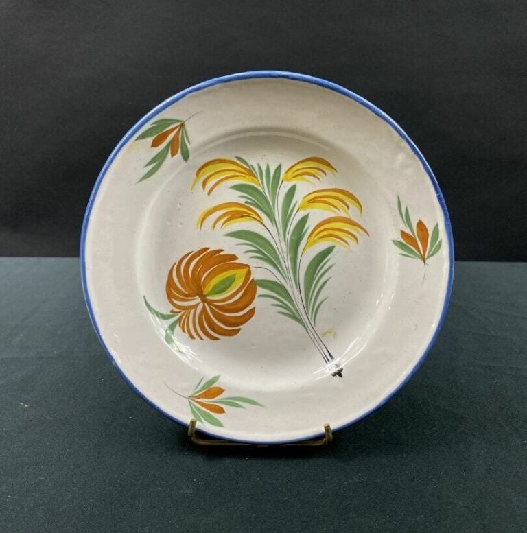 WALY - Assiette à décor polychrome d'un large bouquet de fleurs au centre et de…
