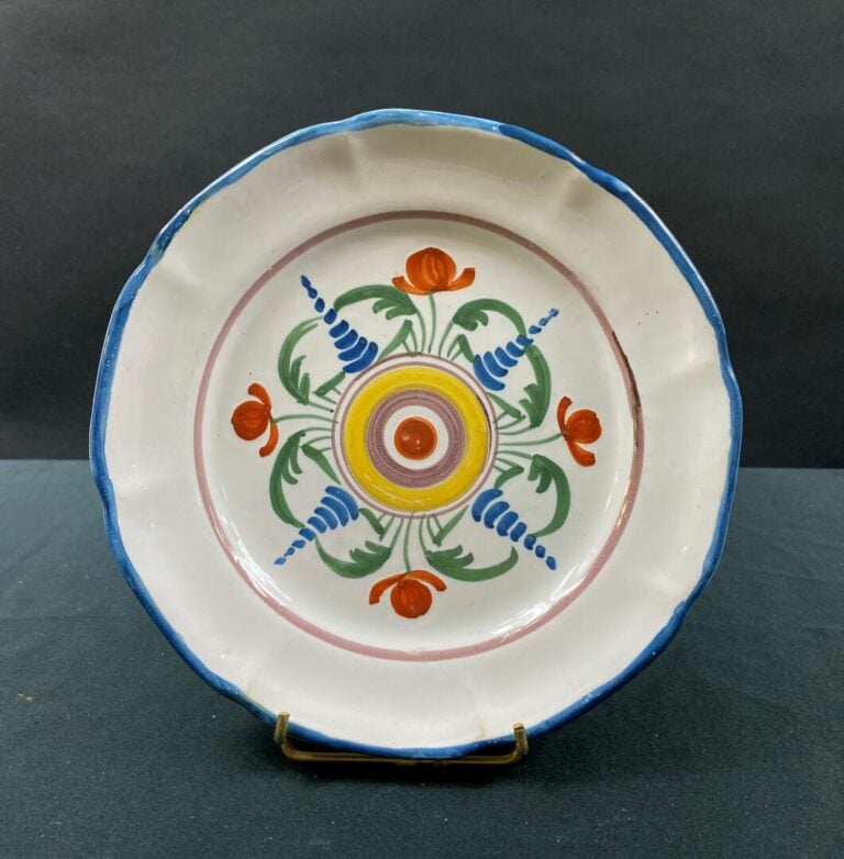 WALY - Assiette à décor polychrome d'un médaillon fleuri formant rosace au cent…