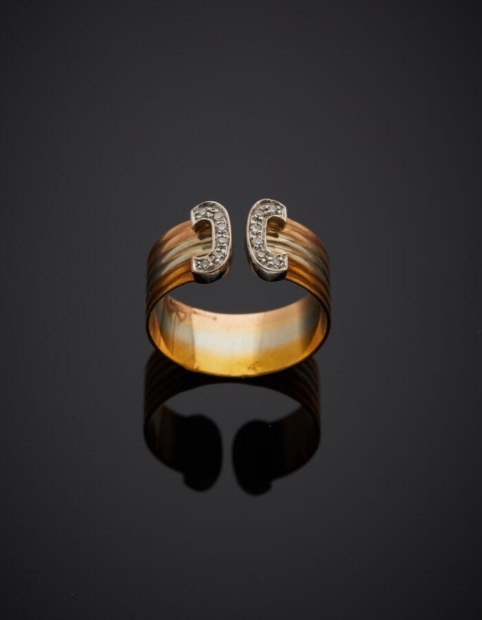 WEMPE - BAGUE ouverte « deux C », trois ors (750‰) godronnés, terminée par deux…