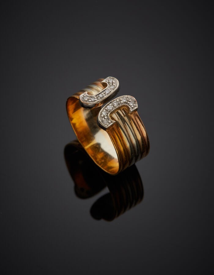 WEMPE - BAGUE ouverte « deux C », trois ors (750‰) godronnés, terminée par deux…