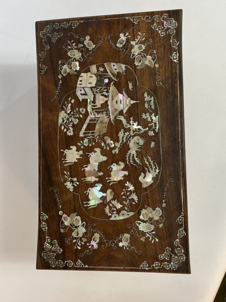 [X] BOITE EN BOIS AVEC INCRUSTATION DE NACRE - Vietnam - Toute face incrustée d…