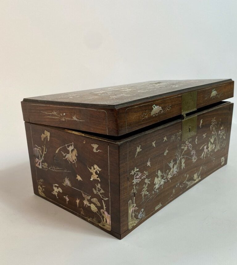 [X] BOITE EN BOIS AVEC INCRUSTATION DE NACRE - Vietnam - Toute face incrustée d…