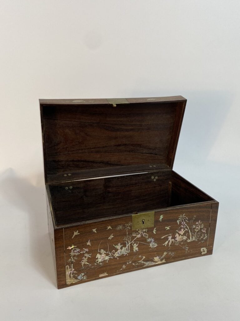 [X] BOITE EN BOIS AVEC INCRUSTATION DE NACRE - Vietnam - Toute face incrustée d…