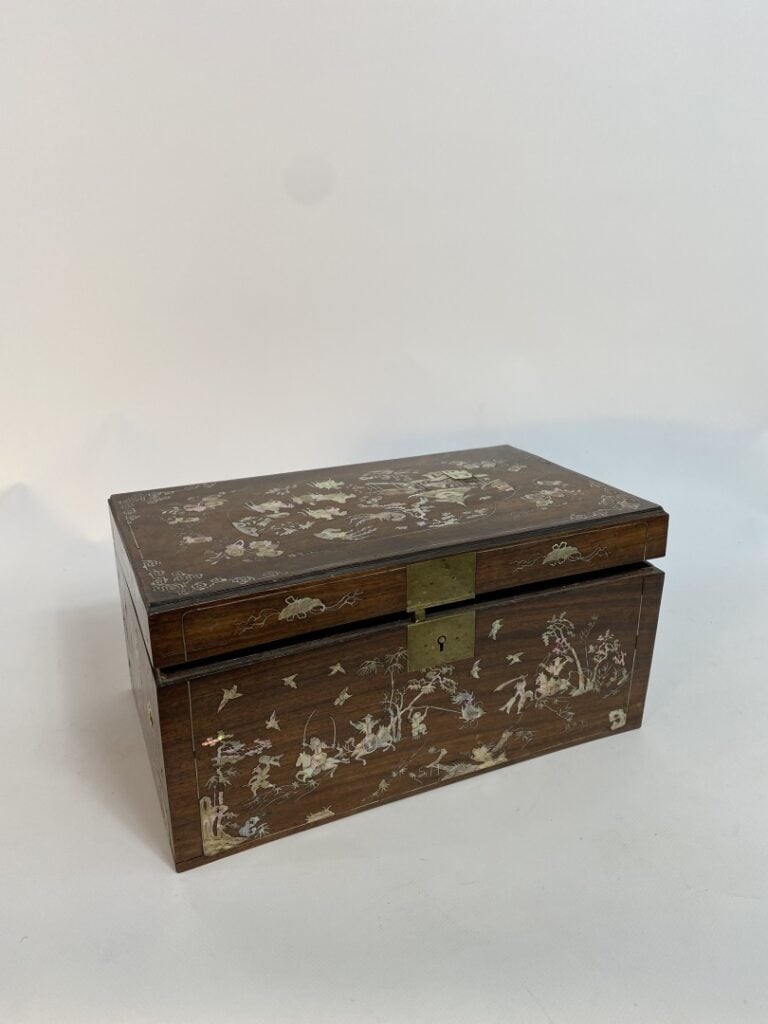 [X] BOITE EN BOIS AVEC INCRUSTATION DE NACRE - Vietnam - Toute face incrustée d…