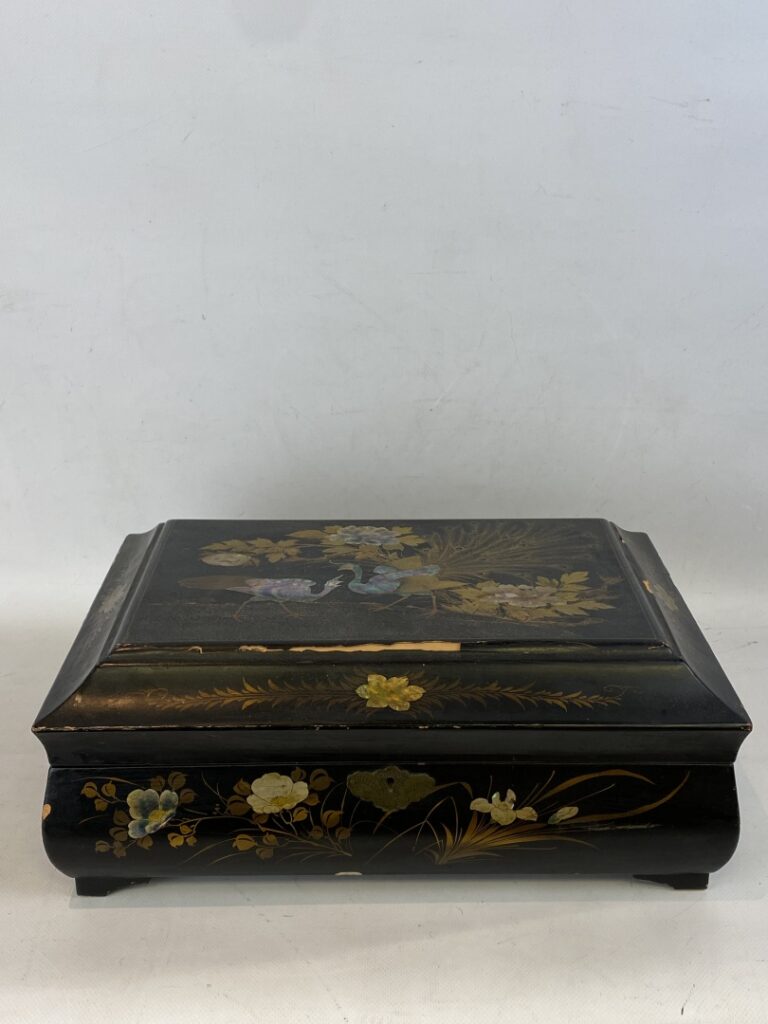 [X] Boite en bois noirci avec incrustations de nacre - Napoléon III, Japon - A…
