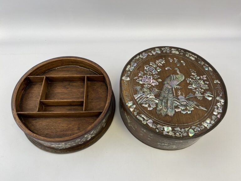 [X] BOITE RONDE EN BOIS AVEC INCRUSTATION DE NACRE - Vietnam - A l'extérieur el…