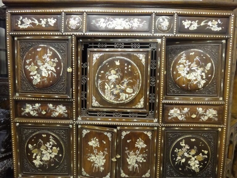 [X] [.] CABINET EN BOIS NOIRCI A DECOR INCRUSTE DE NACRE - Vietnam, vers 1900 -…