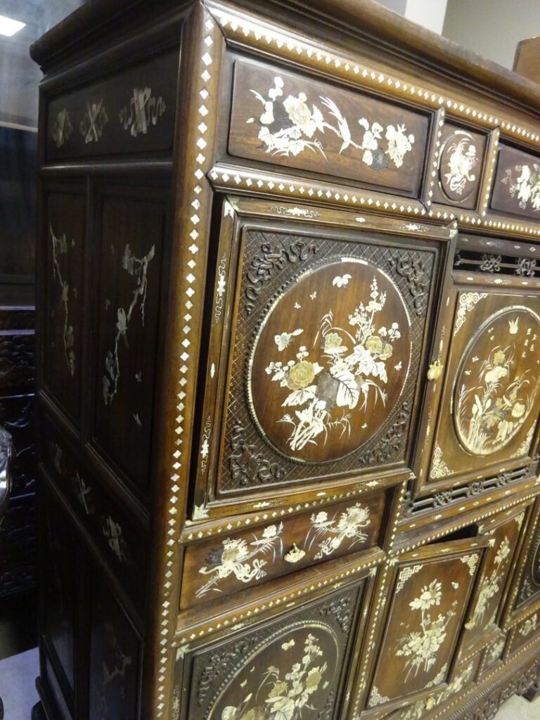 [X] [.] CABINET EN BOIS NOIRCI A DECOR INCRUSTE DE NACRE - Vietnam, vers 1900 -…