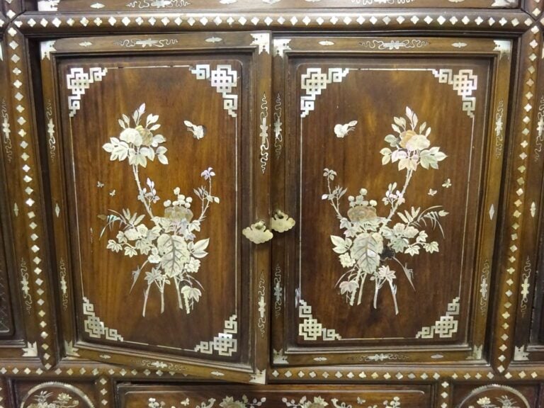 [X] [.] CABINET EN BOIS NOIRCI A DECOR INCRUSTE DE NACRE - Vietnam, vers 1900 -…