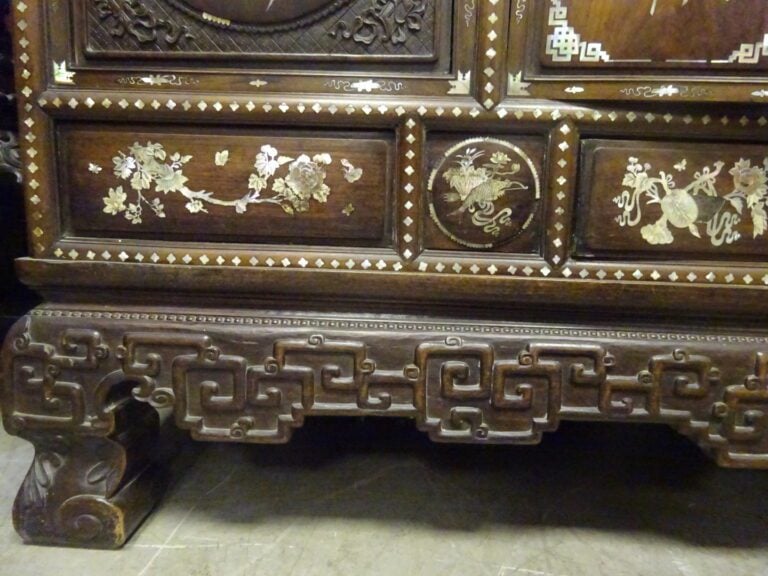 [X] [.] CABINET EN BOIS NOIRCI A DECOR INCRUSTE DE NACRE - Vietnam, vers 1900 -…