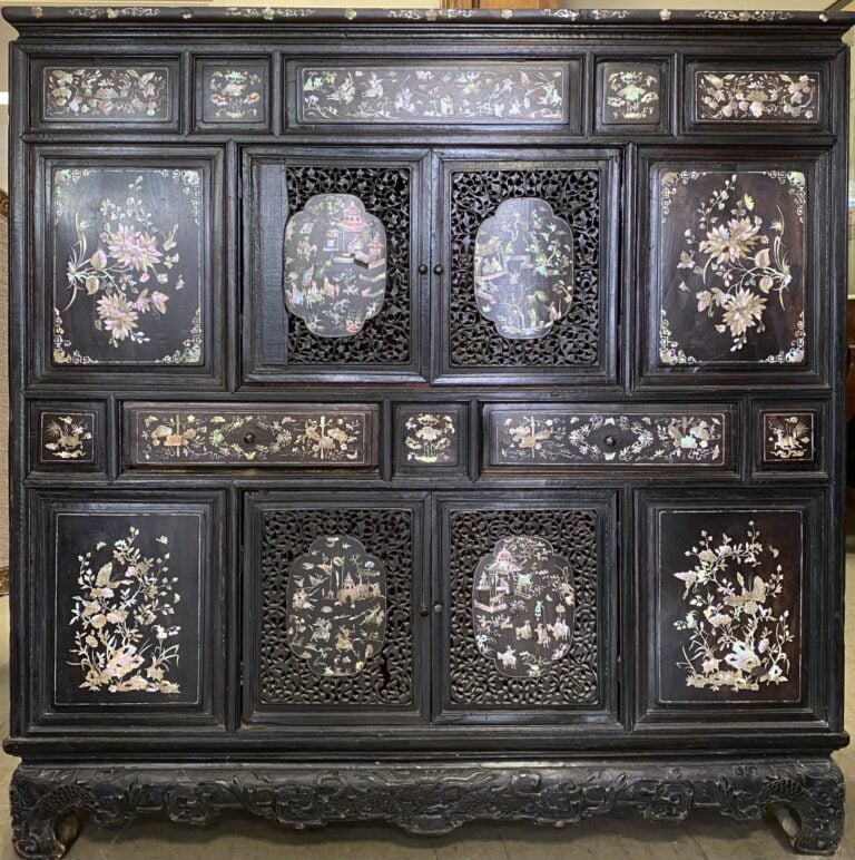 [X] CABINET EN BOIS NOIRCI A DECOR INCRUSTE DE NACRE - Vietnam, vers 1900 - Il…