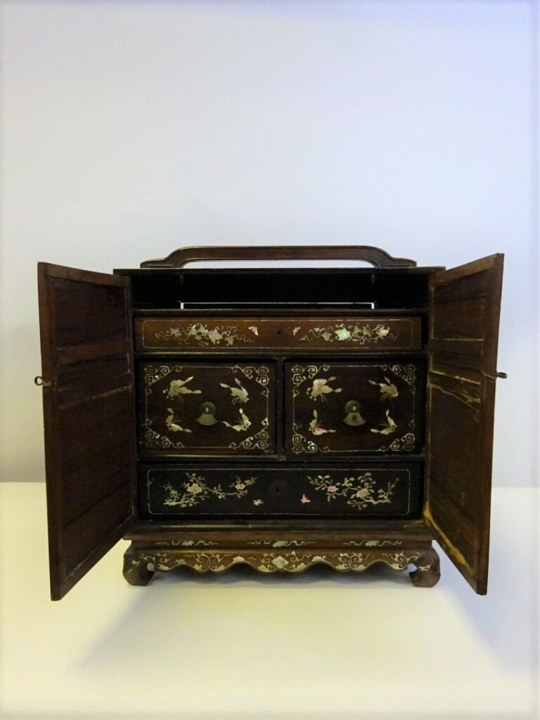 [X] CABINET PORTATIF EN BOIS AVEC INCRUSTATION DE NACRE - Vietnam - Ouvrant par…