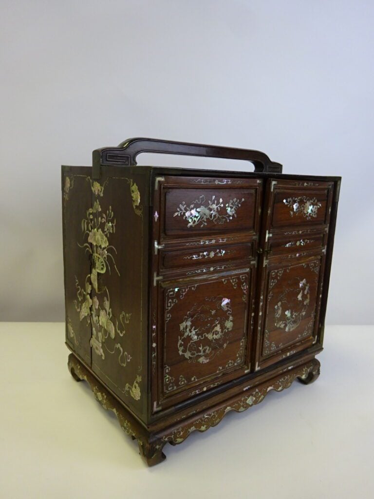 [X] CABINET PORTATIF EN BOIS AVEC INCRUSTATION DE NACRE - Vietnam - Ouvrant par…