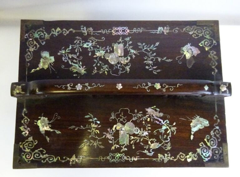 [X] CABINET PORTATIF EN BOIS AVEC INCRUSTATION DE NACRE - Vietnam - Ouvrant par…